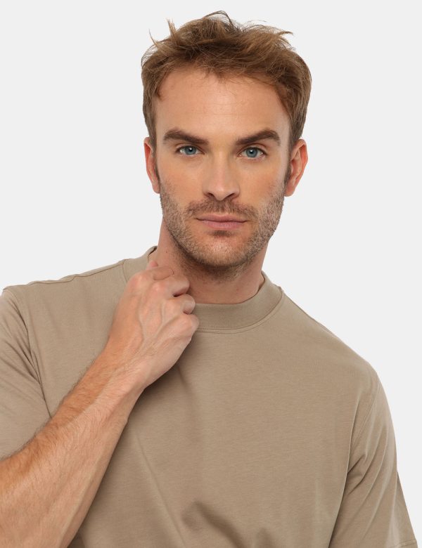 T-shirt Gazzarrini in cotone - 100% cotoneIl modello indossa la taglia L ed è alto 184 cm e la vestibilità è regolare. Spall