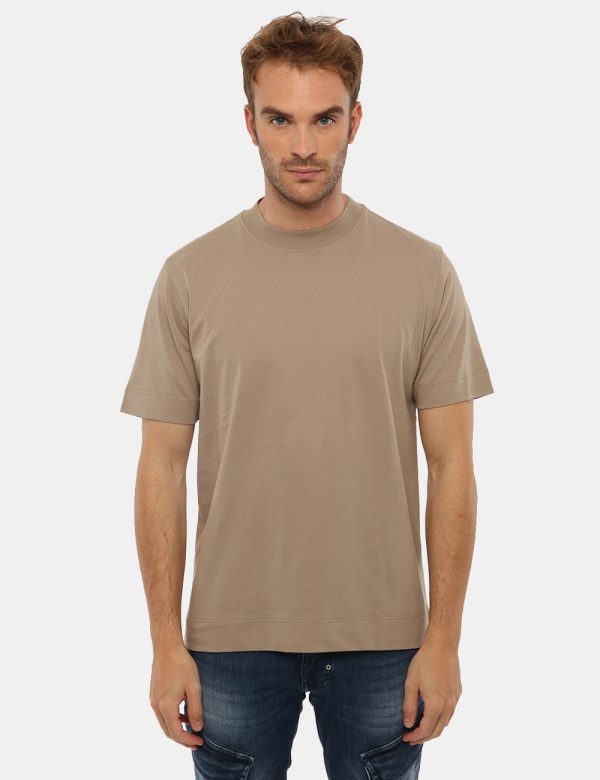 T-shirt Gazzarrini in cotone - 100% cotoneIl modello indossa la taglia L ed è alto 184 cm e la vestibilità è regolare. Spall