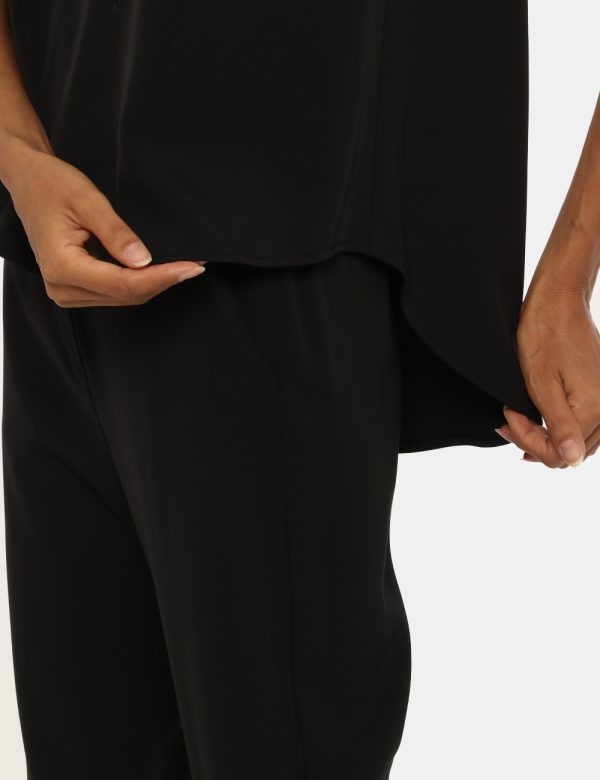 Top Vougue nero - COMPOSIZIONE E VESTIBILITÀ:97% poliestere 3% elastaneLa modella è alta 176 cm e indossa la taglia S. La ve