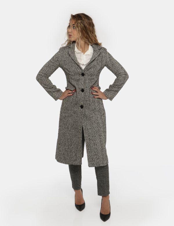 Cappotto Vougue perla - COMPOSIZIONE E VESTIBILITÀ:92% poliestere 8% viscosaLa modella è alta 170 cm e indossa la taglia S.