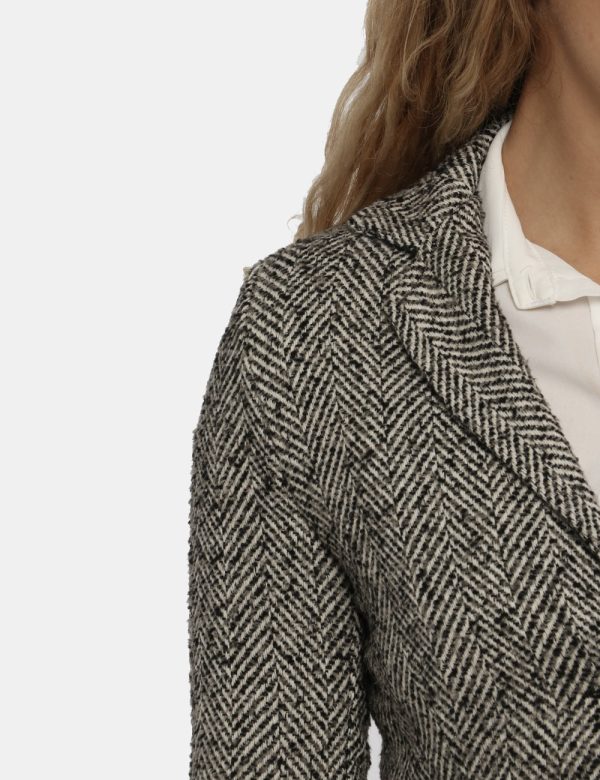 Cappotto Vougue perla - COMPOSIZIONE E VESTIBILITÀ:92% poliestere 8% viscosaLa modella è alta 170 cm e indossa la taglia S.