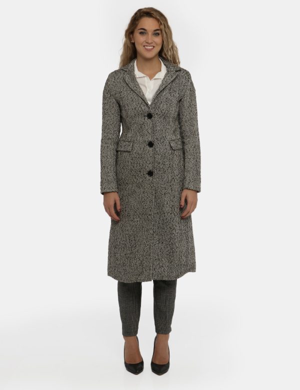 Cappotto Vougue perla - COMPOSIZIONE E VESTIBILITÀ:92% poliestere 8% viscosaLa modella è alta 170 cm e indossa la taglia S.