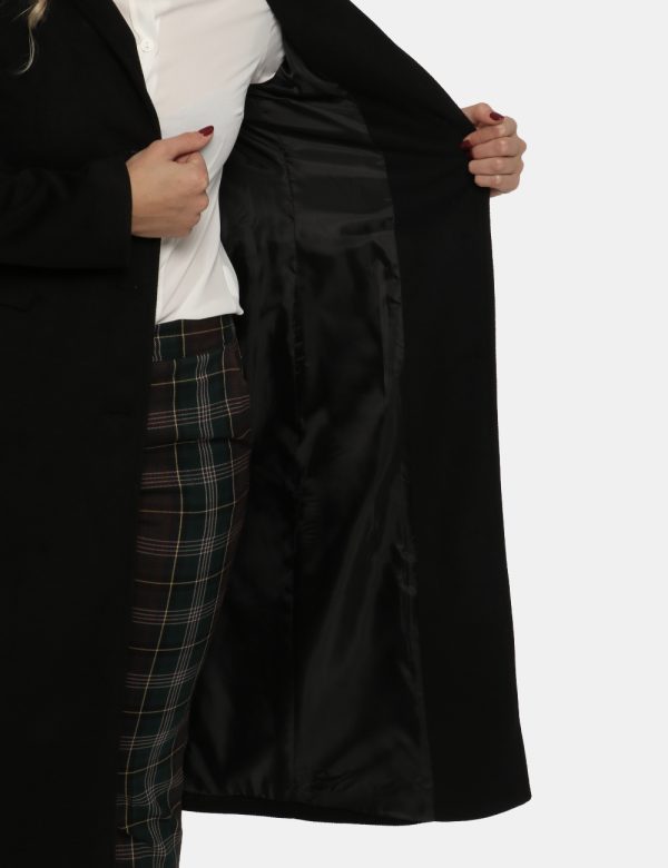 Cappotto Vougue nero - COMPOSIZIONE E VESTIBILITÀ:92% poliestere 8% viscosaLa modella è alta 170 cm e indossa la taglia S. L