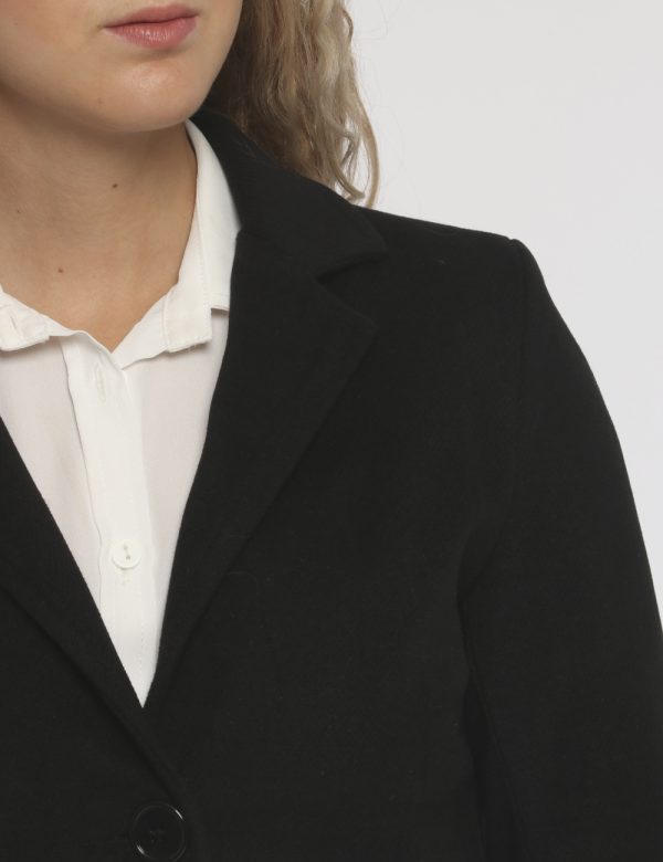 Cappotto Vougue nero - COMPOSIZIONE E VESTIBILITÀ:92% poliestere 8% viscosaLa modella è alta 170 cm e indossa la taglia S. L