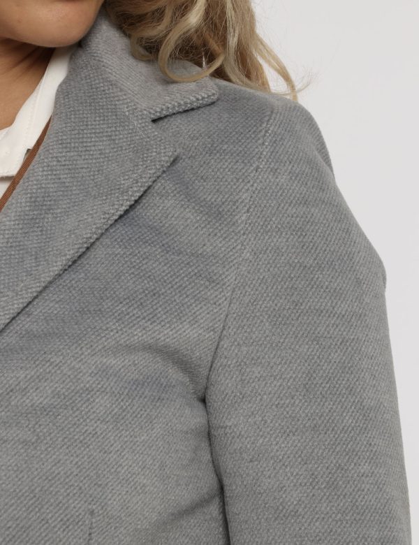 Cappotto Vougue grigio antracite - COMPOSIZIONE E VESTIBILITÀ:92% poliestere 8% viscosaLa modella è alta 170 cm e indossa la