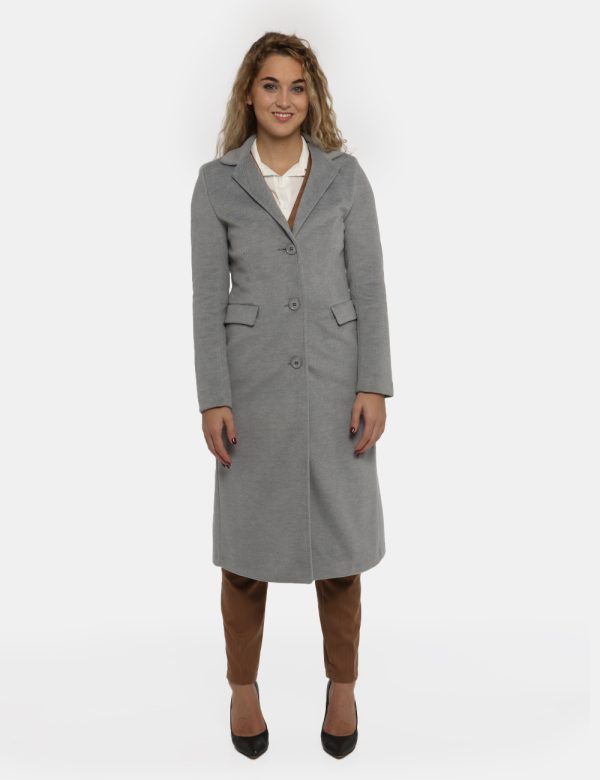 Cappotto Vougue grigio antracite - COMPOSIZIONE E VESTIBILITÀ:92% poliestere 8% viscosaLa modella è alta 170 cm e indossa la