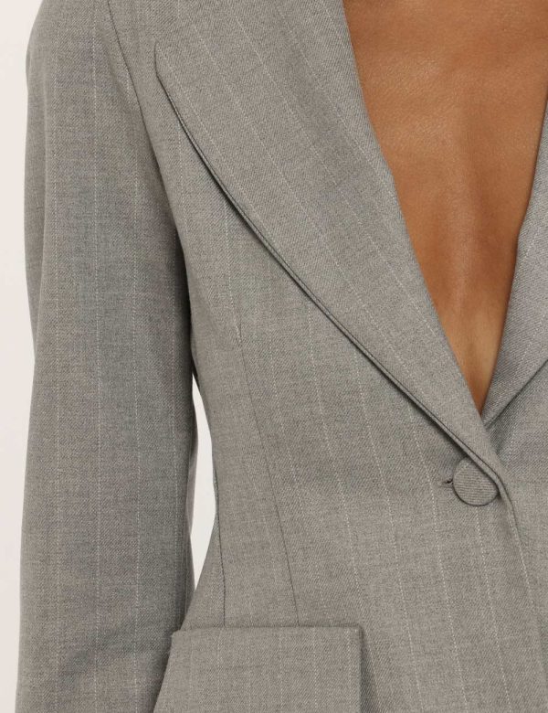 Giacca Vougue grigio - COMPOSIZIONE E VESTIBILITÀ:63% poliestere 34% viscosa 3% elastaneLa modella è alta 176 cm e indossa l
