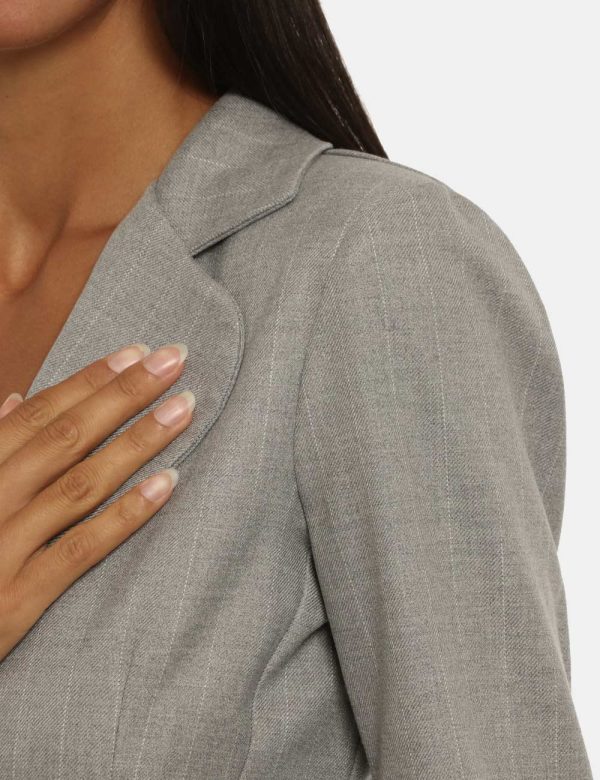Giacca Vougue grigio - COMPOSIZIONE E VESTIBILITÀ:63% poliestere 34% viscosa 3% elastaneLa modella è alta 176 cm e indossa l