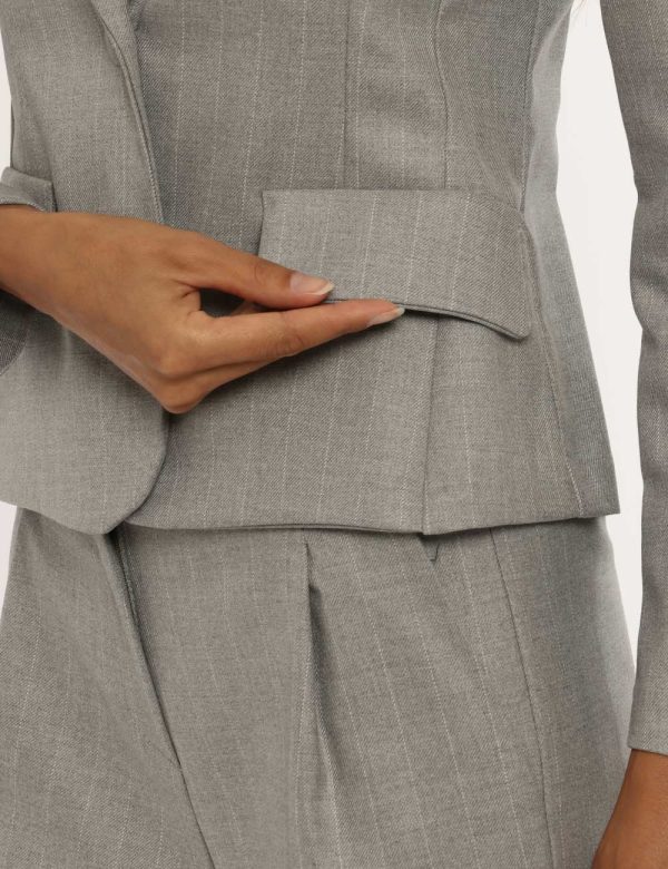 Giacca Vougue grigio - COMPOSIZIONE E VESTIBILITÀ:63% poliestere 34% viscosa 3% elastaneLa modella è alta 176 cm e indossa l