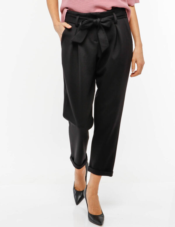 Pantalone Vougue elasticizzato con cintura - 61% viscosa 34% nylon 5% elastinaLa modella indossa la taglia S ed è alta 178 c