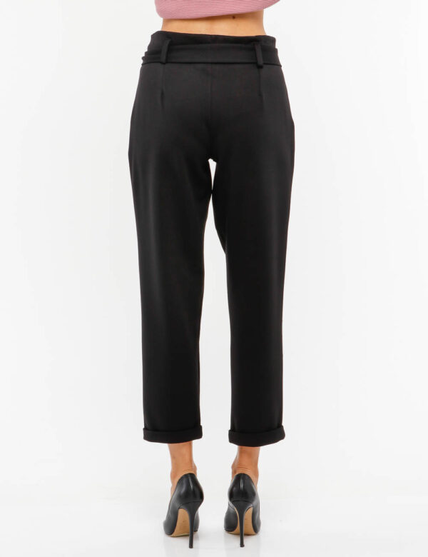 Pantalone Vougue elasticizzato con cintura - 61% viscosa 34% nylon 5% elastinaLa modella indossa la taglia S ed è alta 178 c