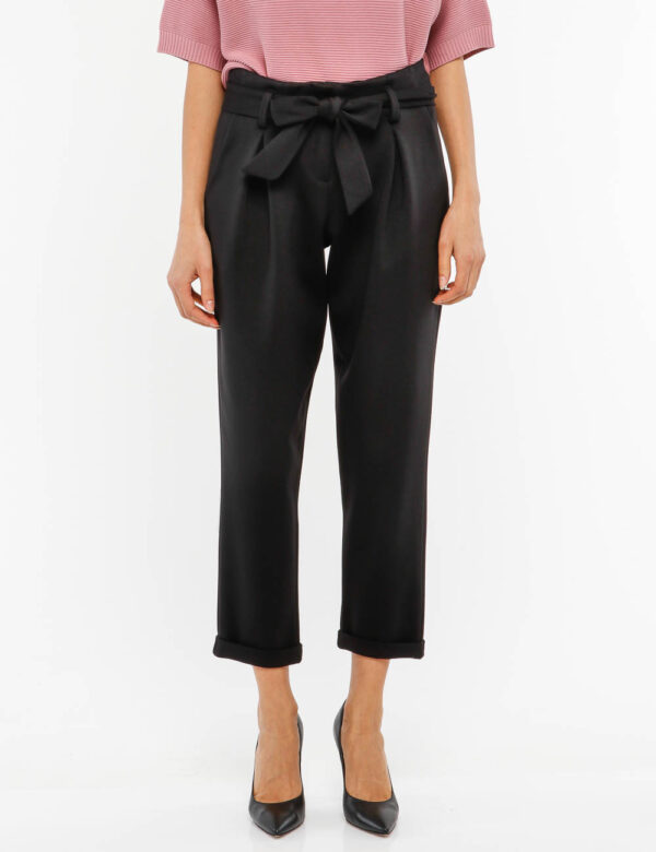 Pantalone Vougue elasticizzato con cintura - 61% viscosa 34% nylon 5% elastinaLa modella indossa la taglia S ed è alta 178 c