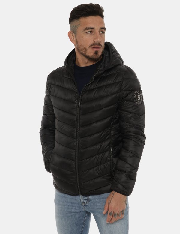 Piumino Scervino con cappuccio - 100% poliestereIl modello indossa la taglia L e la vestibilità del capo è regolare. Spalle: