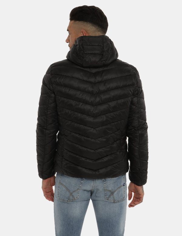 Piumino Scervino con cappuccio - 100% poliestereIl modello indossa la taglia L e la vestibilità del capo è regolare. Spalle:
