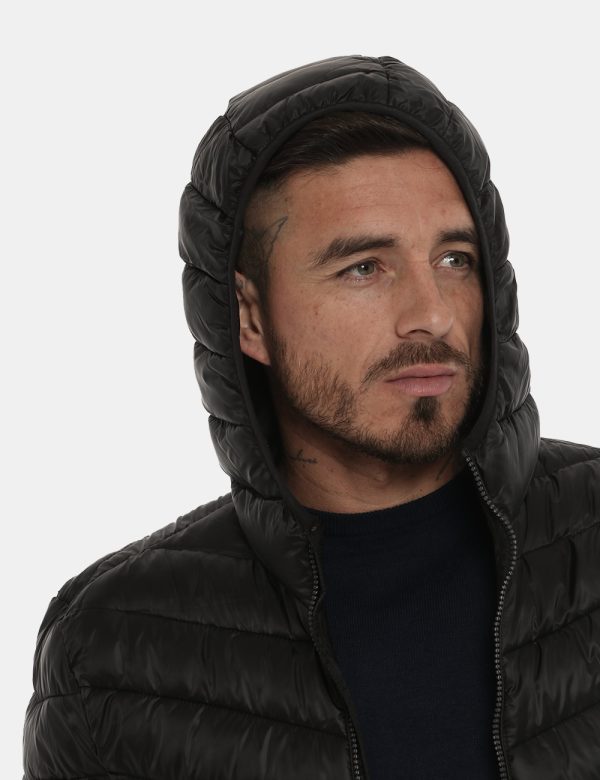 Piumino Scervino con cappuccio - 100% poliestereIl modello indossa la taglia L e la vestibilità del capo è regolare. Spalle: