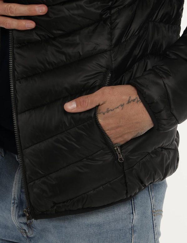 Piumino Scervino con cappuccio - 100% poliestereIl modello indossa la taglia L e la vestibilità del capo è regolare. Spalle: