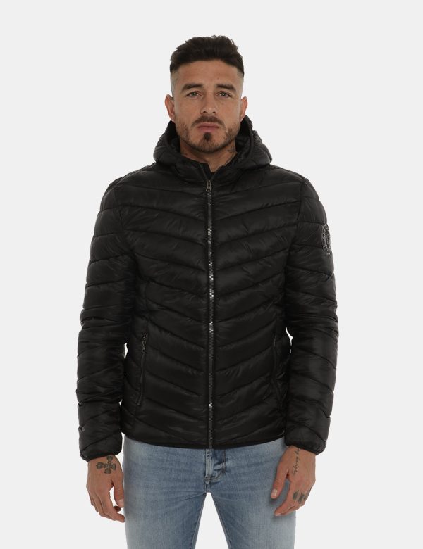 Piumino Scervino con cappuccio - 100% poliestereIl modello indossa la taglia L e la vestibilità del capo è regolare. Spalle: