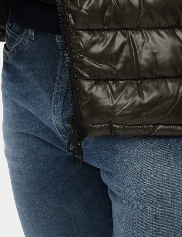 Piumino Scervino con cappuccio e multi zip - 100% poliestereIl modello indossa la taglia L e la vestibilità del capo è regol