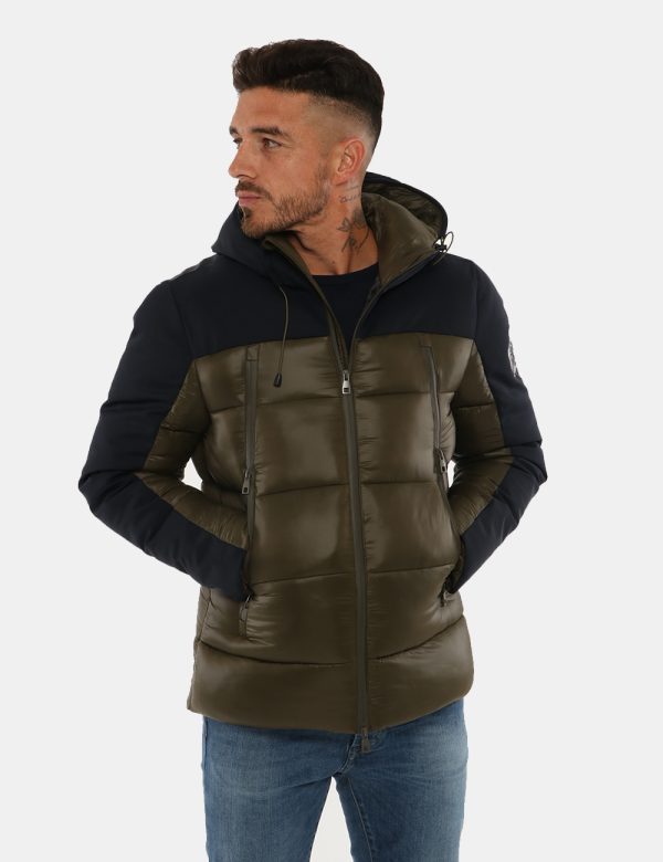 Piumino Scervino con cappuccio a pannelli - 85% poliammide 15% elastanIl modello indossa la taglia L e la vestibilità del ca