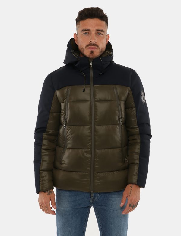 Piumino Scervino con cappuccio a pannelli - 85% poliammide 15% elastanIl modello indossa la taglia L e la vestibilità del ca