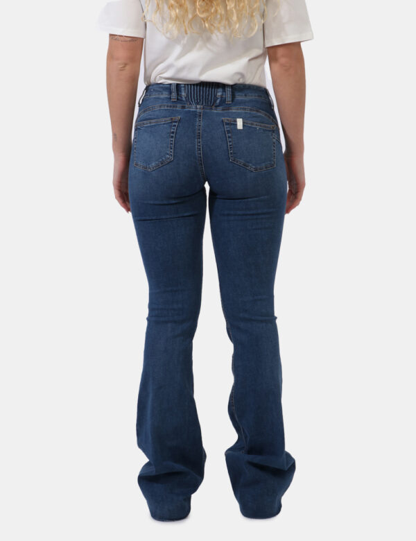 Jeans Liu-Jo Jeans - Jeans in total blu denim con zampa. Il capo presenta tasche sagomate sul fronte e tasche a toppa sul re