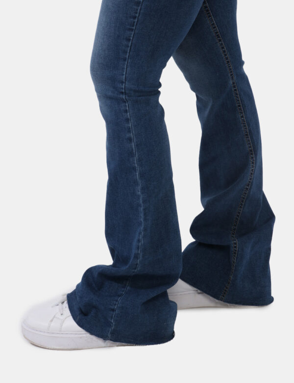 Jeans Liu-Jo Jeans - Jeans in total blu denim con zampa. Il capo presenta tasche sagomate sul fronte e tasche a toppa sul re