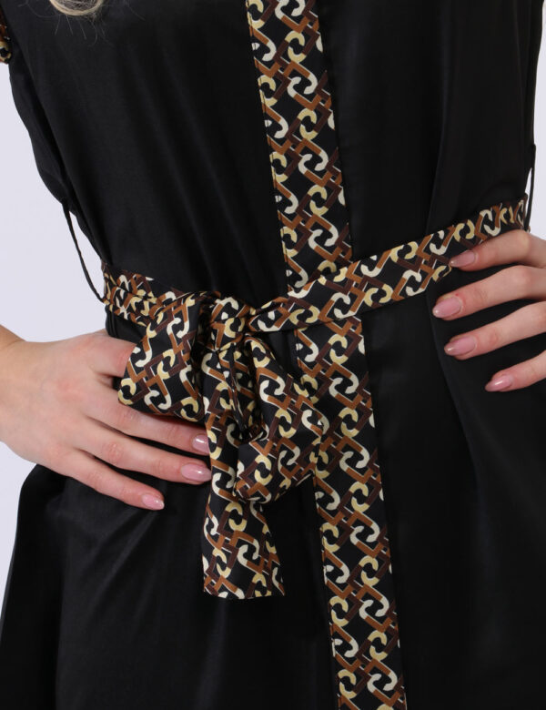 Abito Liu-Jo Nero - Vestito a giromanica in simil raso nero con bordatura in fantasia tendente al marrone. La vestibilità è