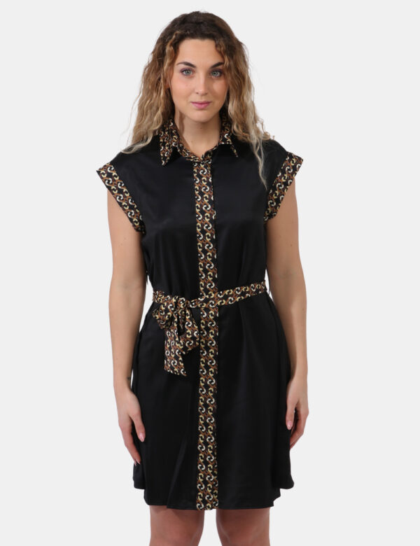 Abito Liu-Jo Nero - Vestito a giromanica in simil raso nero con bordatura in fantasia tendente al marrone. La vestibilità è