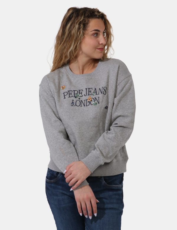 Felpa Pepe Jeans Grigio - Felpa su base grigio con stampa ricamata logo brand in blu più fiorellini coordinati. La vestibili