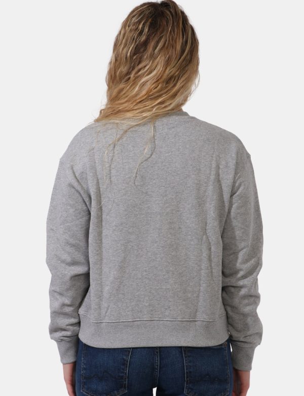 Felpa Pepe Jeans Grigio - Felpa su base grigio con stampa ricamata logo brand in blu più fiorellini coordinati. La vestibili