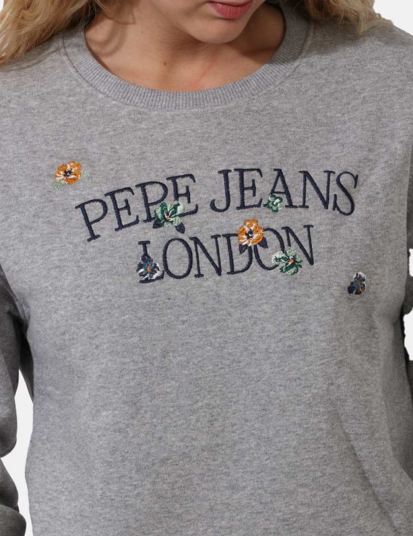 Felpa Pepe Jeans Grigio - Felpa su base grigio con stampa ricamata logo brand in blu più fiorellini coordinati. La vestibili