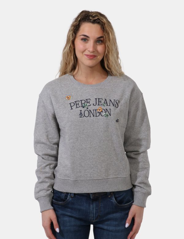 Felpa Pepe Jeans Grigio - Felpa su base grigio con stampa ricamata logo brand in blu più fiorellini coordinati. La vestibili