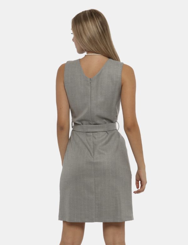Vestito Vougue grigio - COMPOSIZIONE E VESTIBILITÀ:63% poliestere 34% viscosa 3% elastaneLa modella è alta 176 cm e indossa