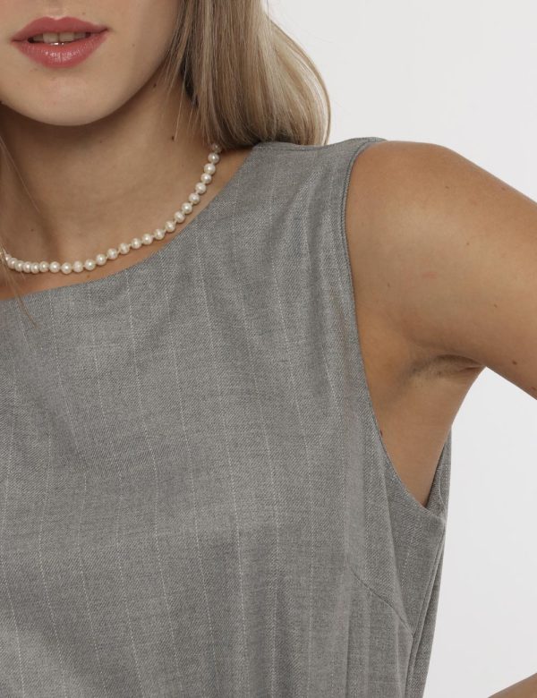 Vestito Vougue grigio - COMPOSIZIONE E VESTIBILITÀ:63% poliestere 34% viscosa 3% elastaneLa modella è alta 176 cm e indossa