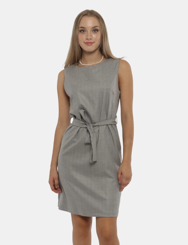 Vestito Vougue grigio - COMPOSIZIONE E VESTIBILITÀ:63% poliestere 34% viscosa 3% elastaneLa modella è alta 176 cm e indossa