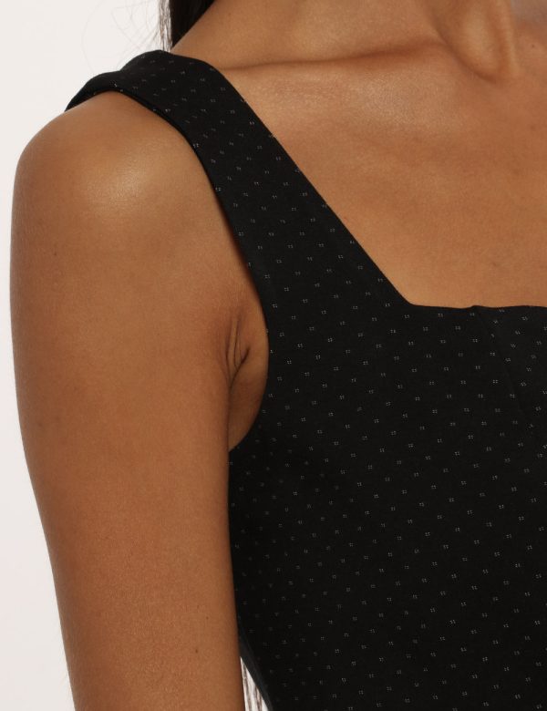 Top Vougue nero - COMPOSIZIONE E VESTIBILITÀ:68% viscosa 27% nylon 5% elastaneLa modella è alta 176 cm e indossa la taglia S