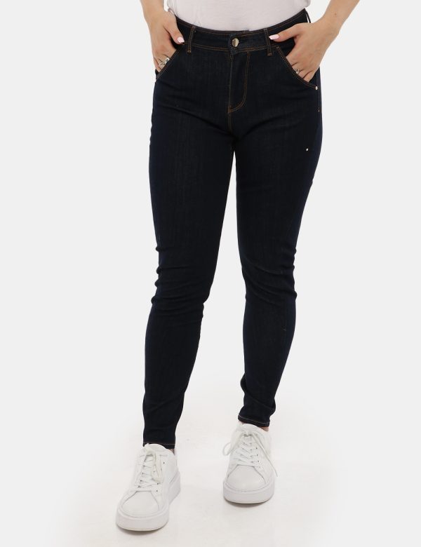 Jeans Guess con impunture - 63% cotone 28% modal 3% elastinaLa modella indossa la taglia 27 è alta 168 cm e la vestibilità è