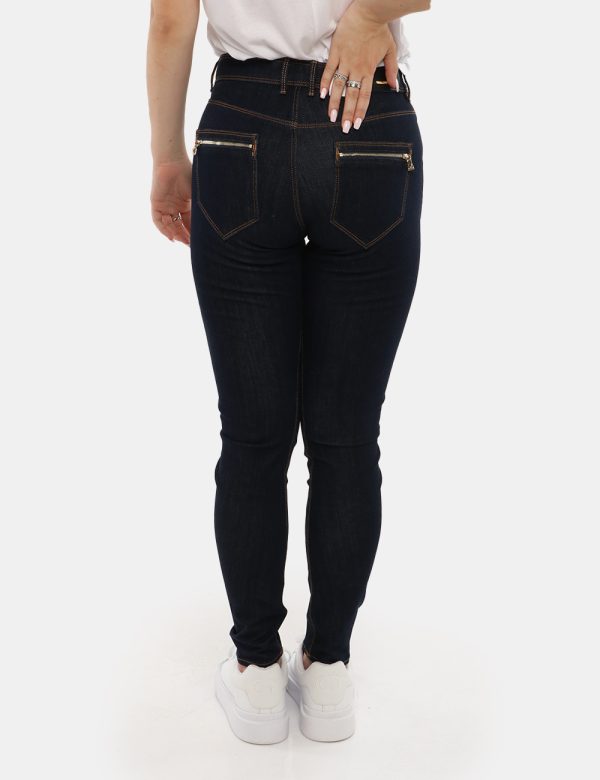 Jeans Guess con impunture - 63% cotone 28% modal 3% elastinaLa modella indossa la taglia 27 è alta 168 cm e la vestibilità è