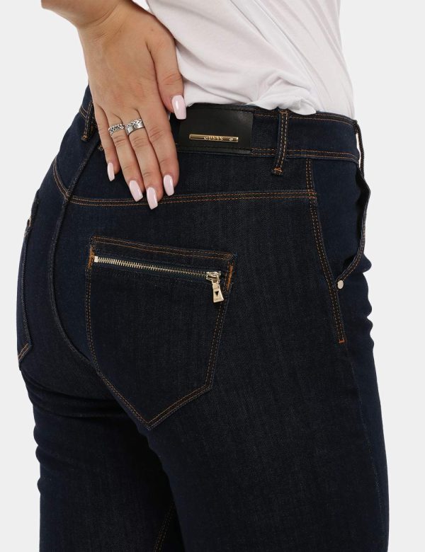 Jeans Guess con impunture - 63% cotone 28% modal 3% elastinaLa modella indossa la taglia 27 è alta 168 cm e la vestibilità è