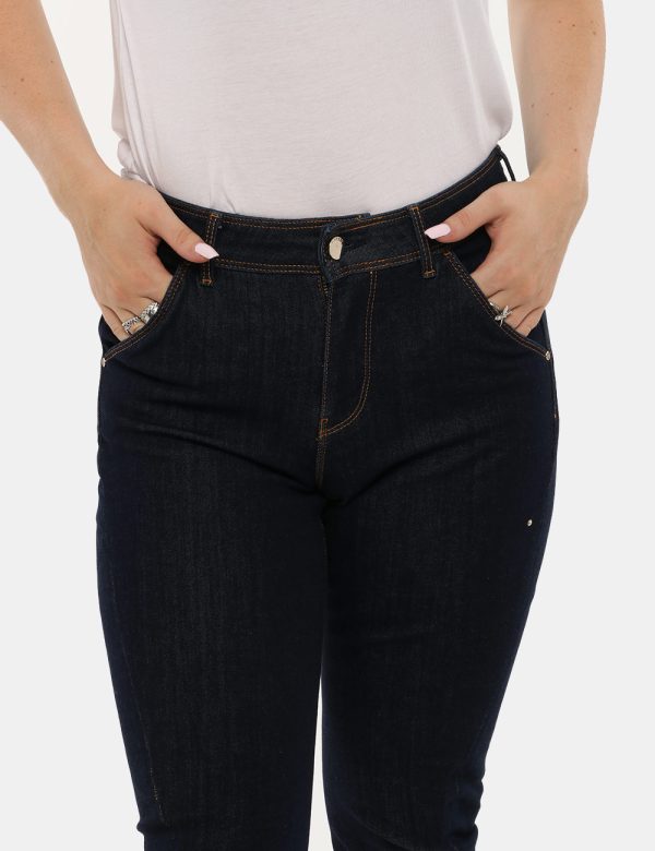Jeans Guess con impunture - 63% cotone 28% modal 3% elastinaLa modella indossa la taglia 27 è alta 168 cm e la vestibilità è