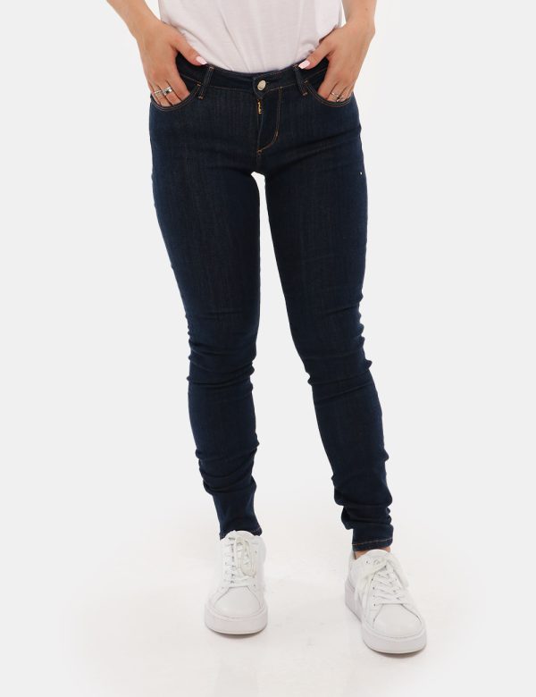 Jeans Guess cinque tasche - 63% lyocell 30% cotone 5%poliestereLa modella indossa la taglia 27 è alta 168 cm e la vestibilit