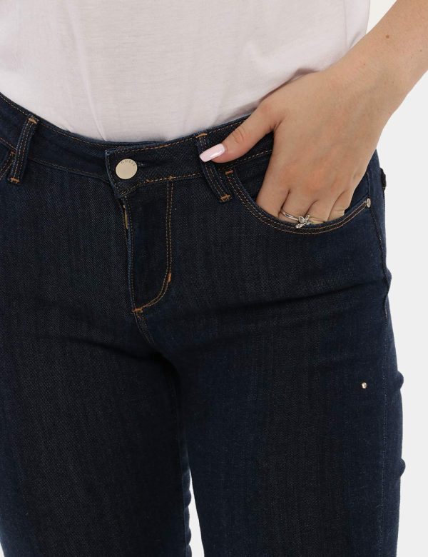 Jeans Guess cinque tasche - 63% lyocell 30% cotone 5%poliestereLa modella indossa la taglia 27 è alta 168 cm e la vestibilit