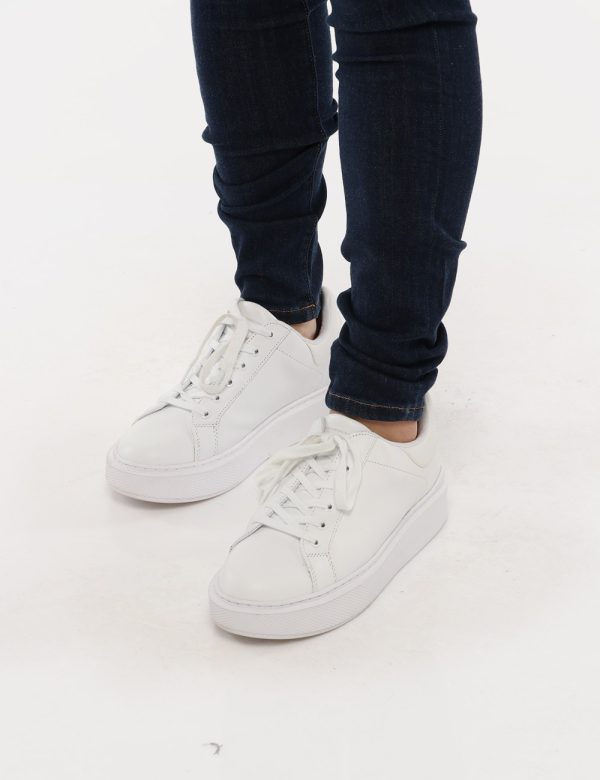 Jeans Guess cinque tasche - 63% lyocell 30% cotone 5%poliestereLa modella indossa la taglia 27 è alta 168 cm e la vestibilit