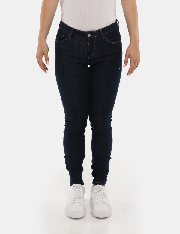 Jeans Guess cinque tasche - 63% lyocell 30% cotone 5%poliestereLa modella indossa la taglia 27 è alta 168 cm e la vestibilit