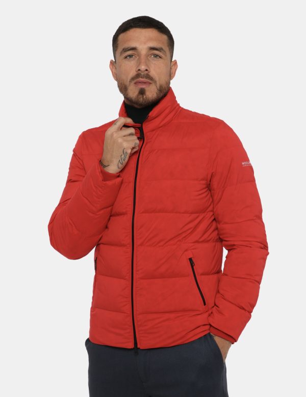 Piumino Woolrich rosso - COMPOSIZIONE E VESTIBILITÀ:Esterno: 60% cotone 40% poliamide Interno: piume d'anatra e pelliccia ve