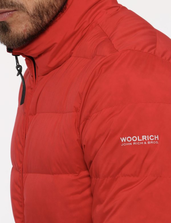 Piumino Woolrich rosso - COMPOSIZIONE E VESTIBILITÀ:Esterno: 60% cotone 40% poliamide Interno: piume d'anatra e pelliccia ve