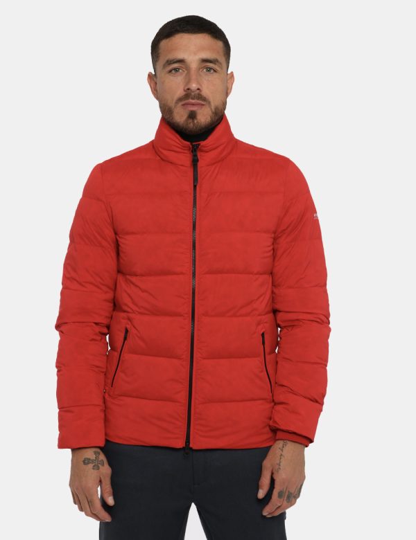 Piumino Woolrich rosso - COMPOSIZIONE E VESTIBILITÀ:Esterno: 60% cotone 40% poliamide Interno: piume d'anatra e pelliccia ve