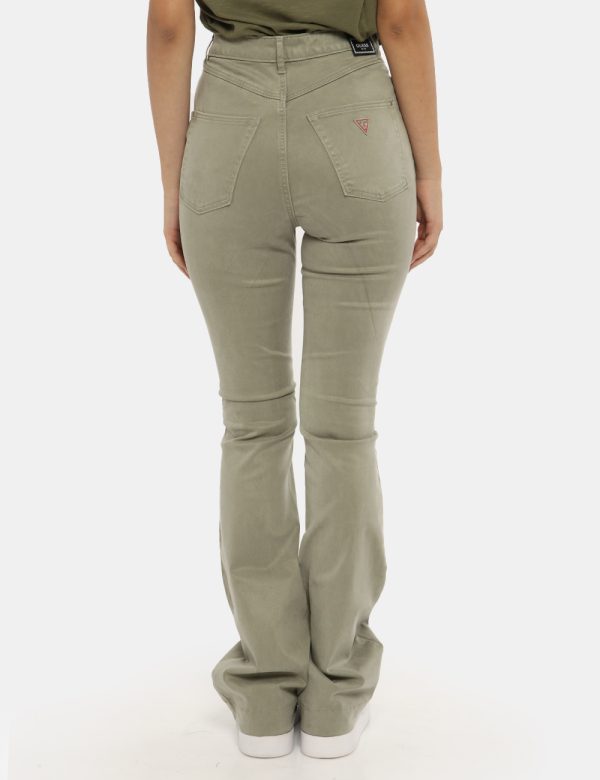 Pantalone Guess verde - COMPOSIZIONE E VESTIBILITÀ:54% lyocell 34% cotone 9% elastaneLa modella è alta 172 cm e indossa la t