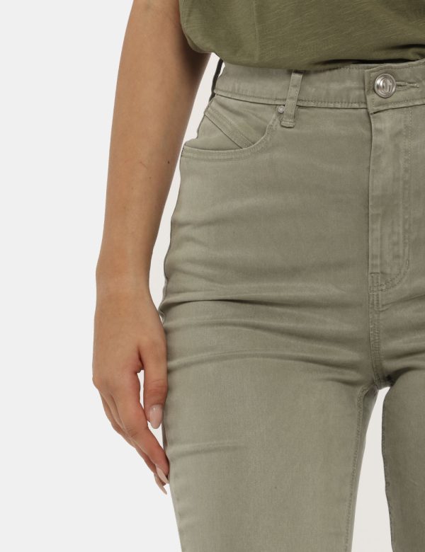 Pantalone Guess verde - COMPOSIZIONE E VESTIBILITÀ:54% lyocell 34% cotone 9% elastaneLa modella è alta 172 cm e indossa la t
