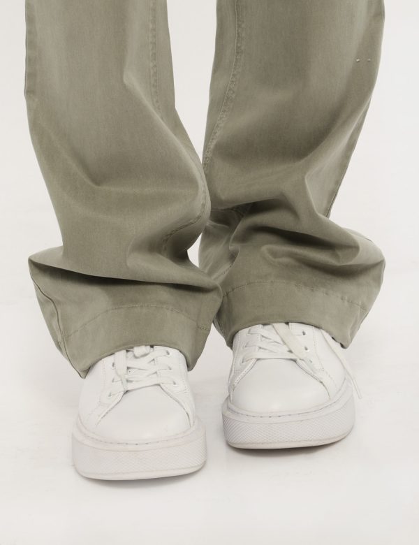 Pantalone Guess verde - COMPOSIZIONE E VESTIBILITÀ:54% lyocell 34% cotone 9% elastaneLa modella è alta 172 cm e indossa la t